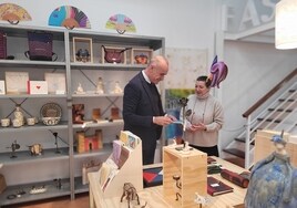El alcalde anima a los profesionales de la artesanía a adherirse al «Bono Sevilla»