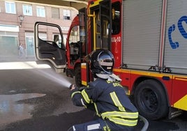 Heridas cinco personas y dos afectadas por humo en dos incendios en Sevilla