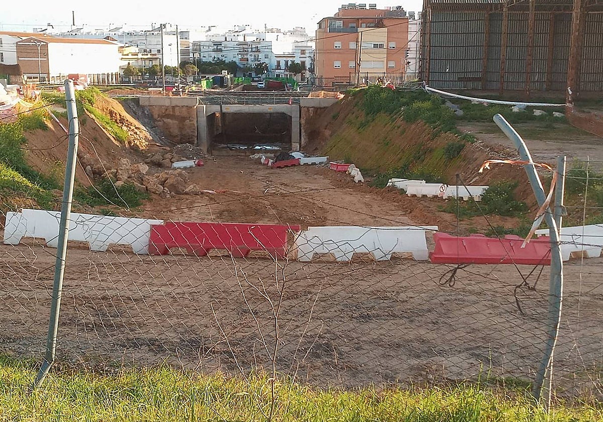 Imagen de las obras del paso inferior de Hytasa en Lora del Río paradas en 2021