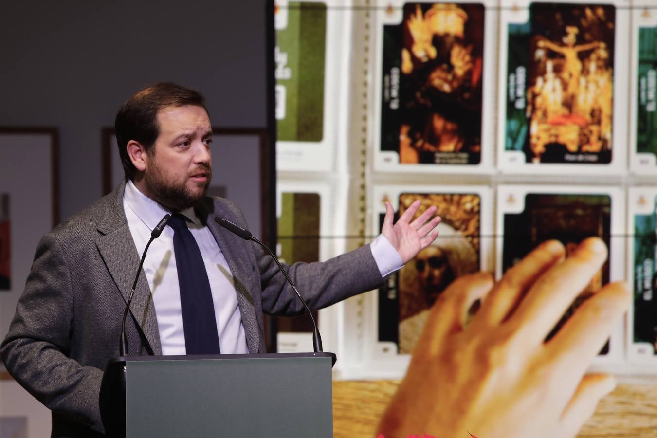 Presentación este miércoles del coleccionable de estampas de la Semana Santa de Sevilla HolyCards . Juan Carlos Ramos Picchi