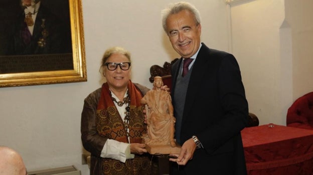 Teresa Lafita entrega a Pablo Gutiérrez-Alviz la maqueta del monumento dedicado a Nebrija, de José Lafita