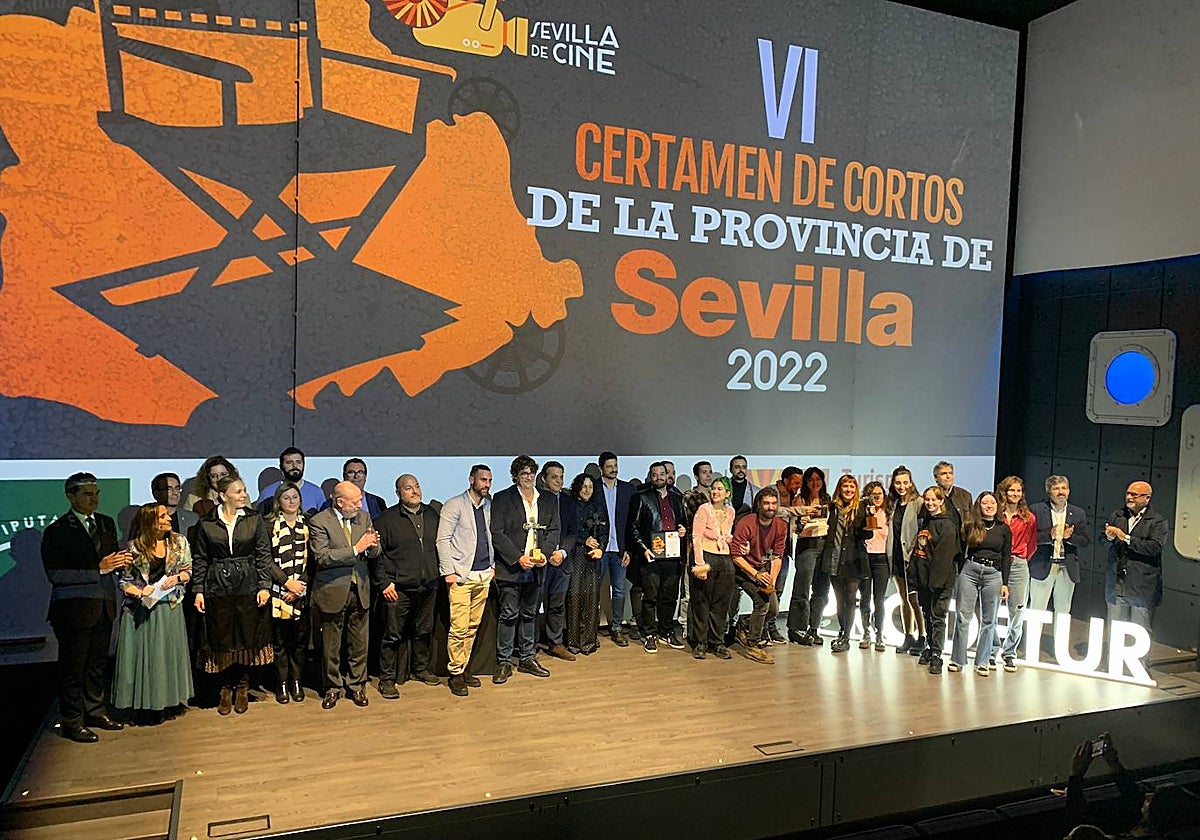 Foto de familia de los ganadores del IV Certamen de Cortos de la Provincia de Sevilla