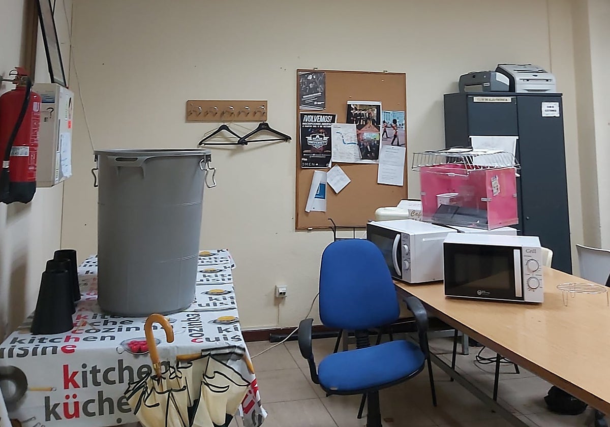 Aula de cultura en la Politécnica con un cubo para recoger el agua de las goteras