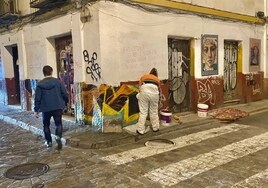 El Ayuntamiento de Sevilla cambia su estrategia contra los grafitis y contratará una brigada externa