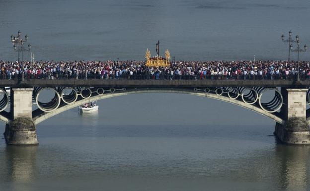 El Cachorro, con potencias y coronado de espinas, pasando por el puente de Triana