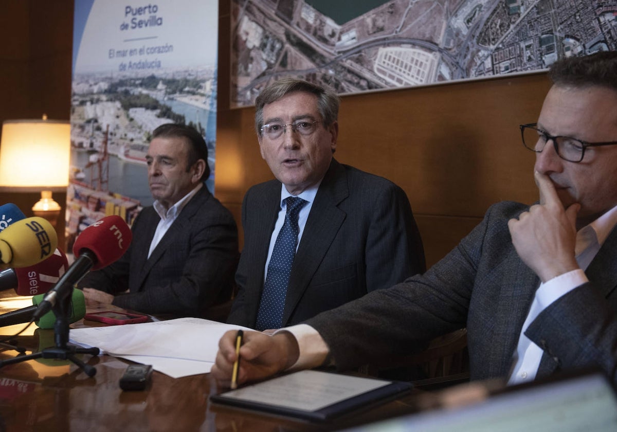 Rafael Carmona, en el centro, presidente del Puerto de Sevilla