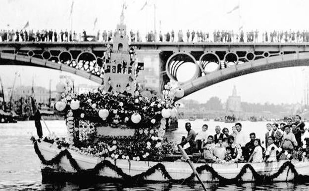 Concurso de barcas adornadas durante la Velá de Triana, en julio de 1929