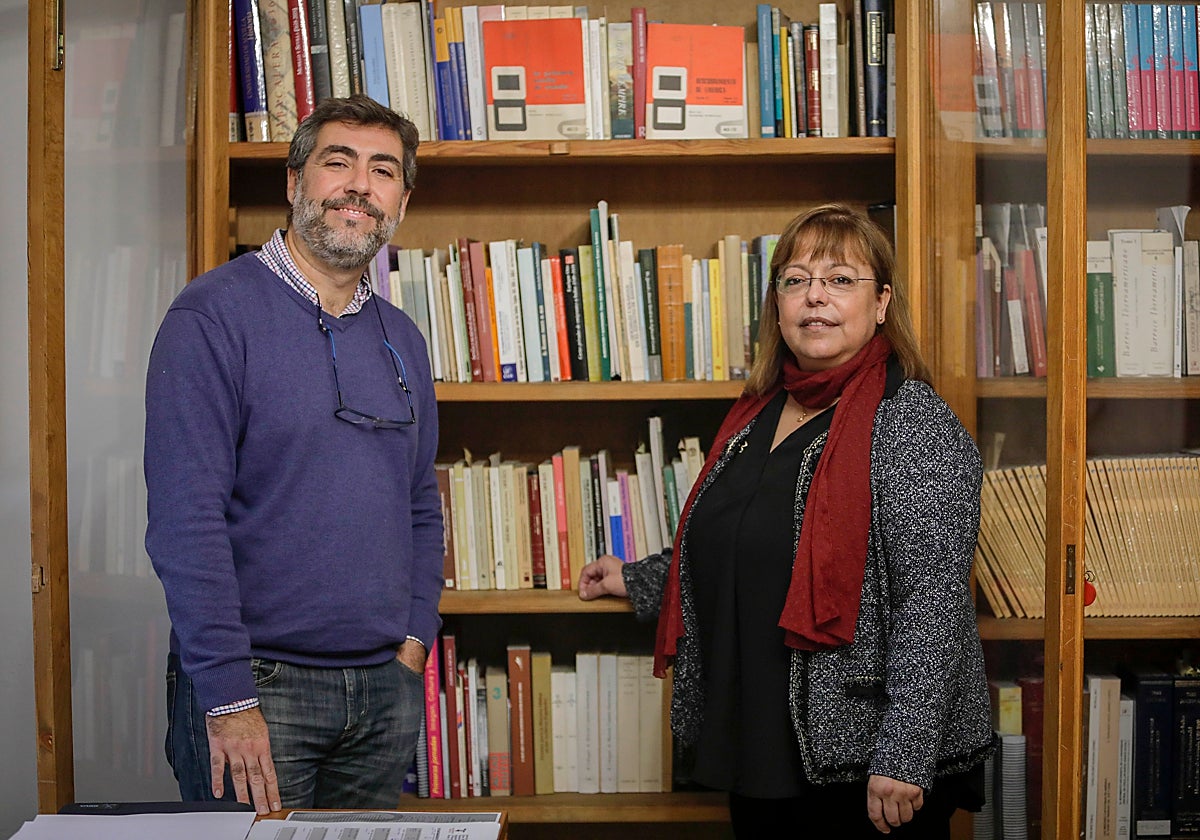 María Eugenia Petit-Breuilh y Emilio José Luque Azona en el Departamento de Historia de América de la Universidad de Sevilla