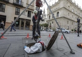 Armas del crimen, papelinas de droga y hasta una alfombra de salón, ocultas bajo el asfalto de Sevilla