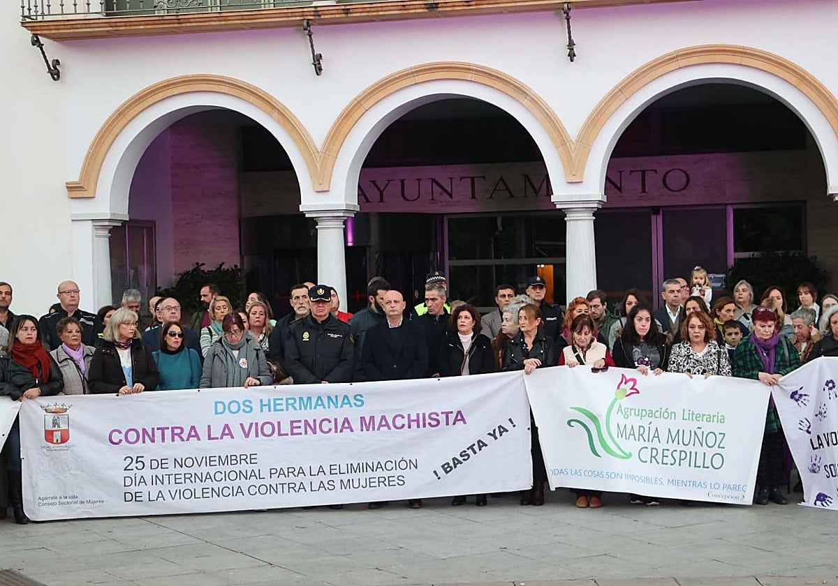 Un instante de la concentración a las puertas del Ayuntamiento de Dos Hermanas