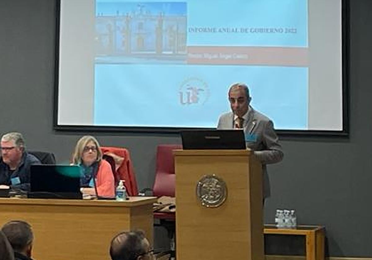 El rector Miguel Ángel Castro en el claustro