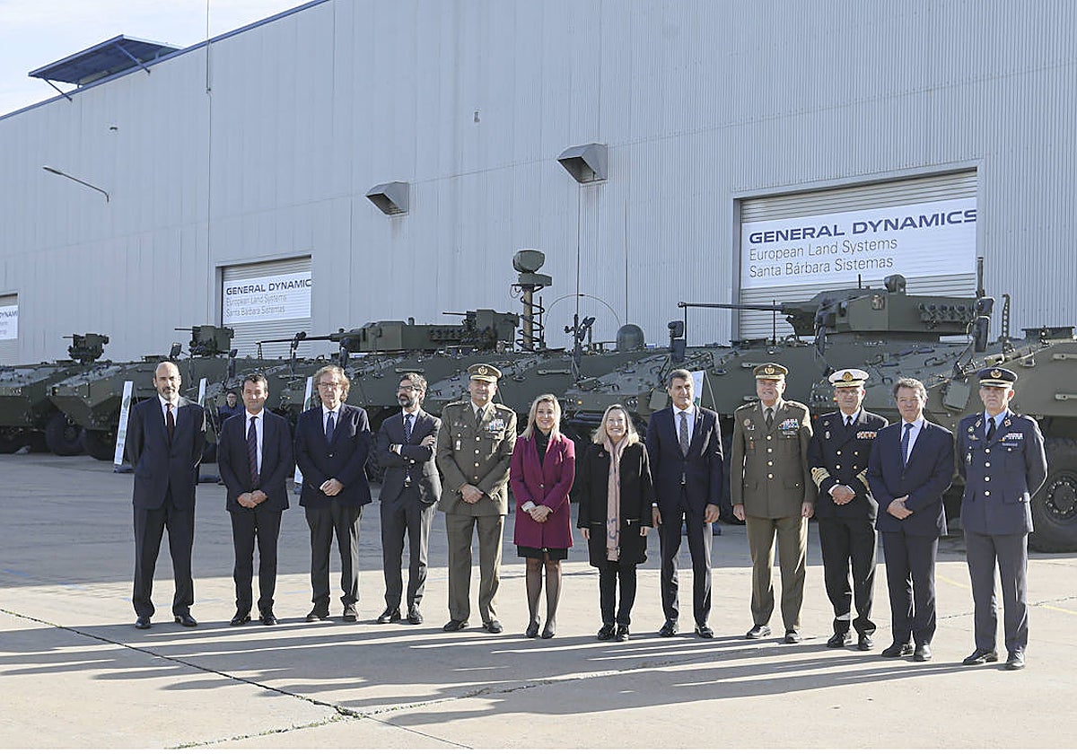 Autoridades civiles y militares posan ante los Vehículo Blindado de Ruedas (VCR) 8x8 Dragón del Ejército de Tierra