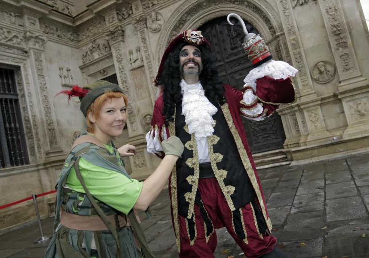Silvia Villaú (Peter Pan) y Carlos Benito (Garfio) delante del Ayuntamiento de Sevilla