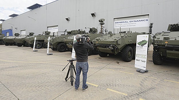 Un cámara toma imágenes de los blindados