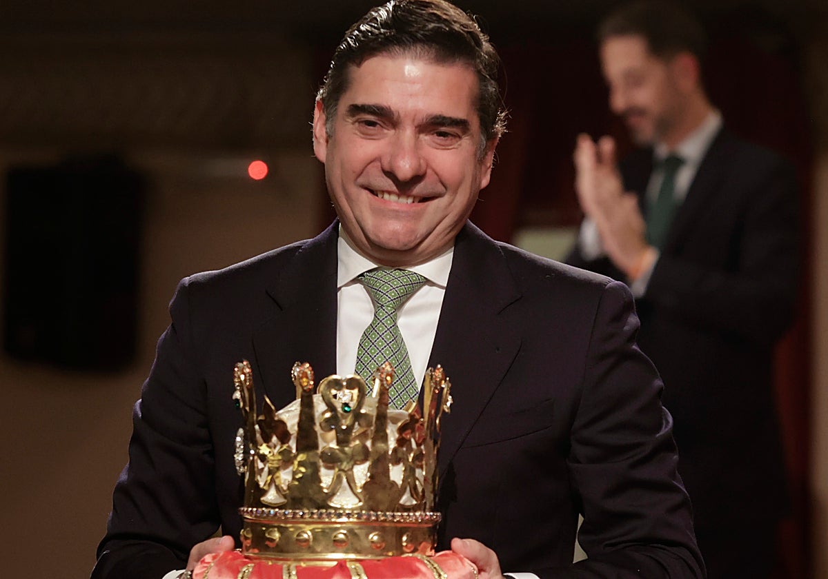 Alejandro Marchena con la corona del rey Baltasar