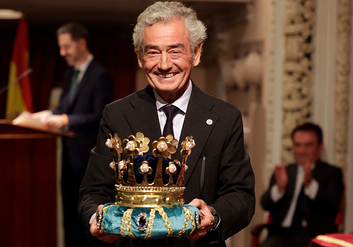 José María Pacheco con la corona del rey Gaspar