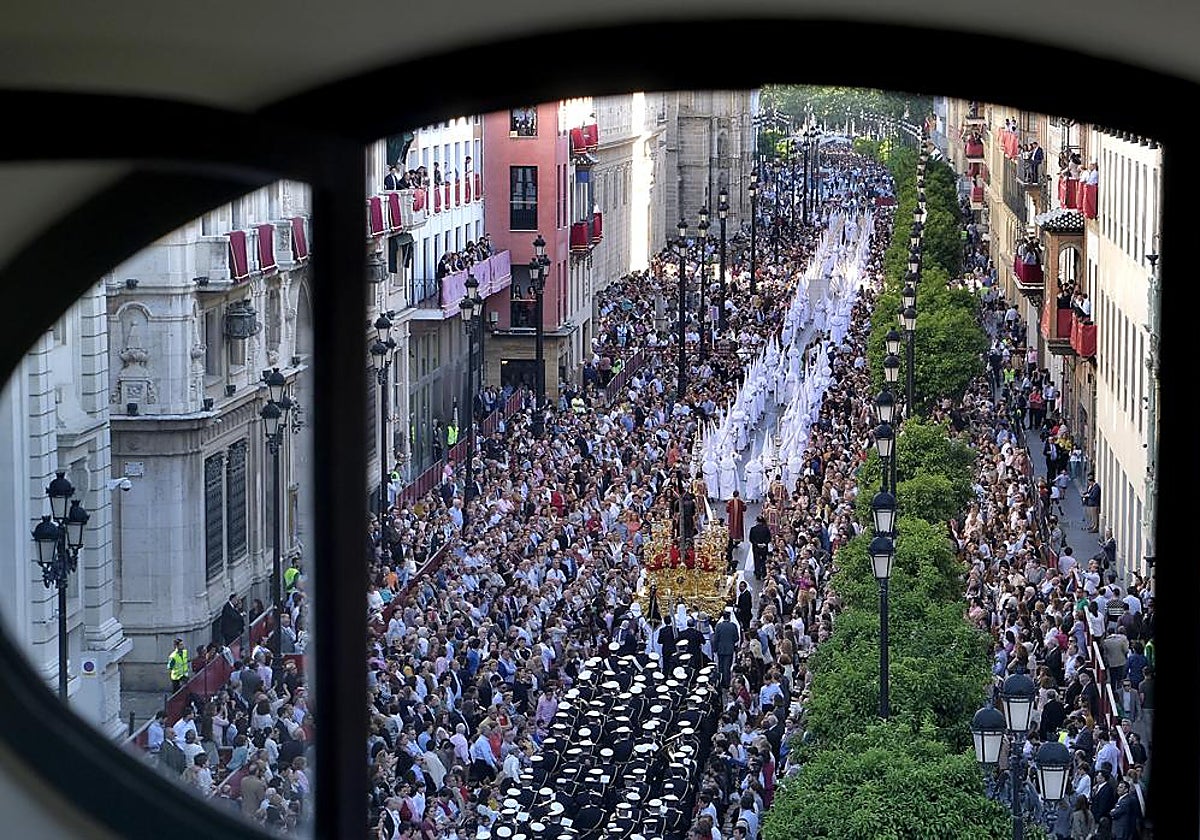 El Señor de la Salud de la Candelaria pasando por la Avenida de la Constitución