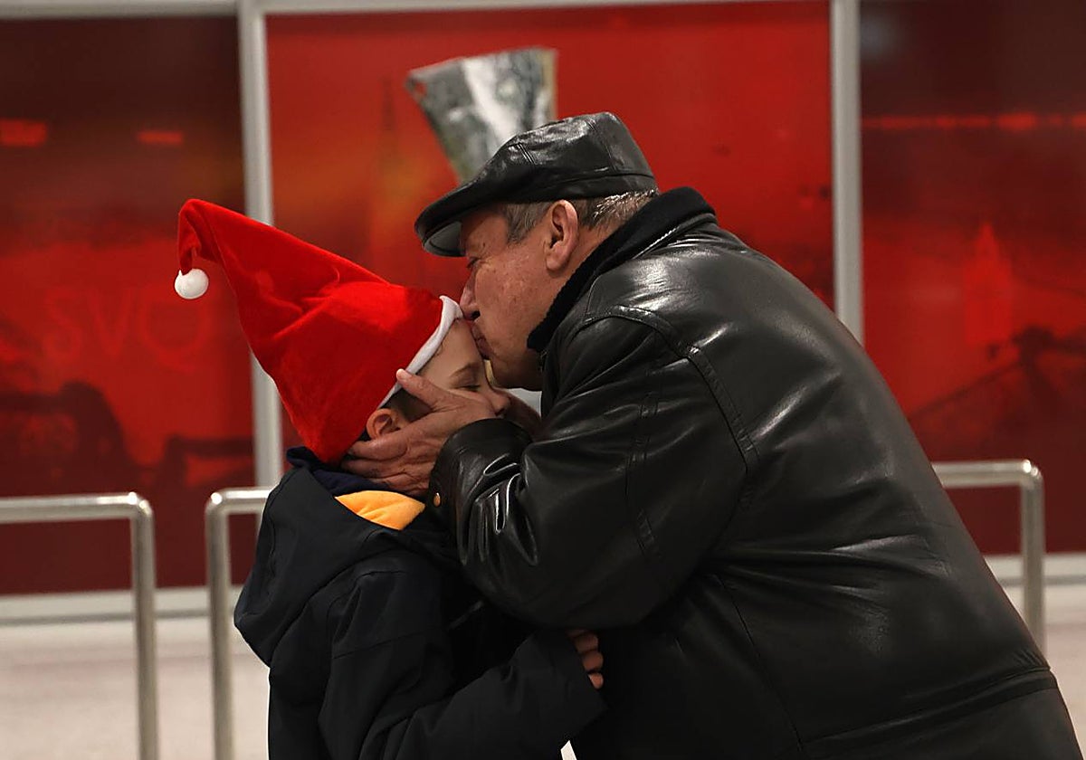 La zona de llegadas del aeropuerto sevillano se llena estos días de unos besos y abrazos muy esperados