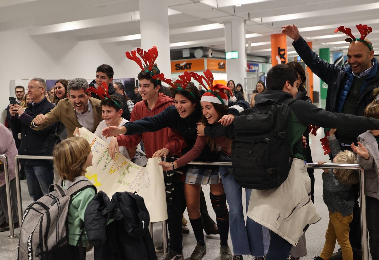 La zona de llegadas del aeropuerto sevillano se llena estos días de unos besos y abrazos muy esperados 