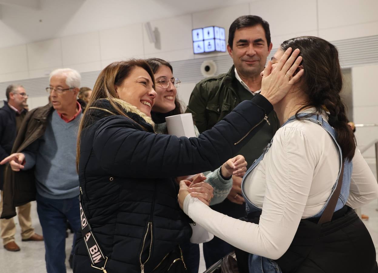 La zona de llegadas del aeropuerto sevillano se llena estos días de unos besos y abrazos muy esperados 