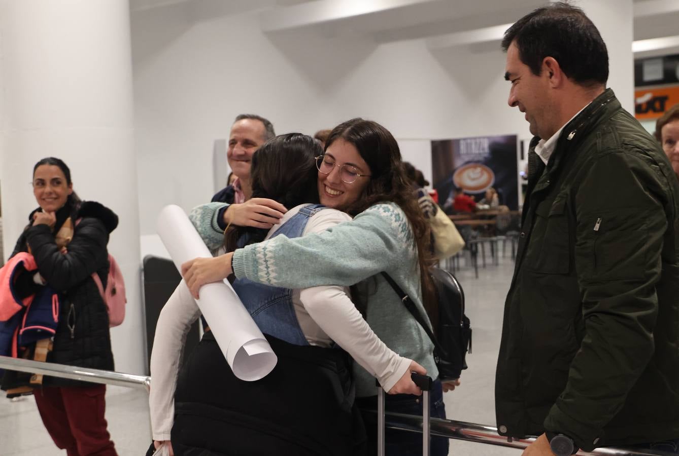 La zona de llegadas del aeropuerto sevillano se llena estos días de unos besos y abrazos muy esperados 