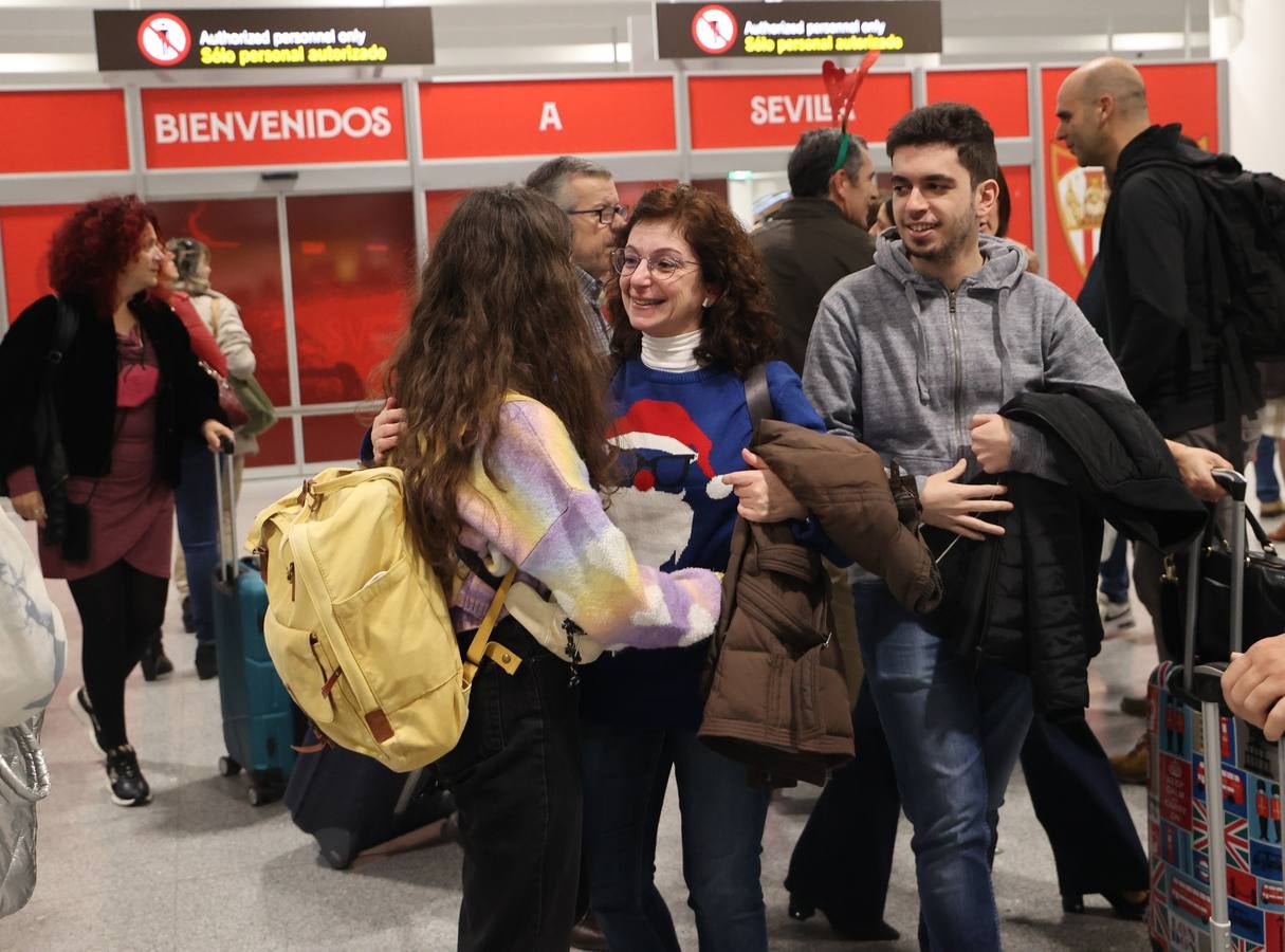 La zona de llegadas del aeropuerto sevillano se llena estos días de unos besos y abrazos muy esperados 