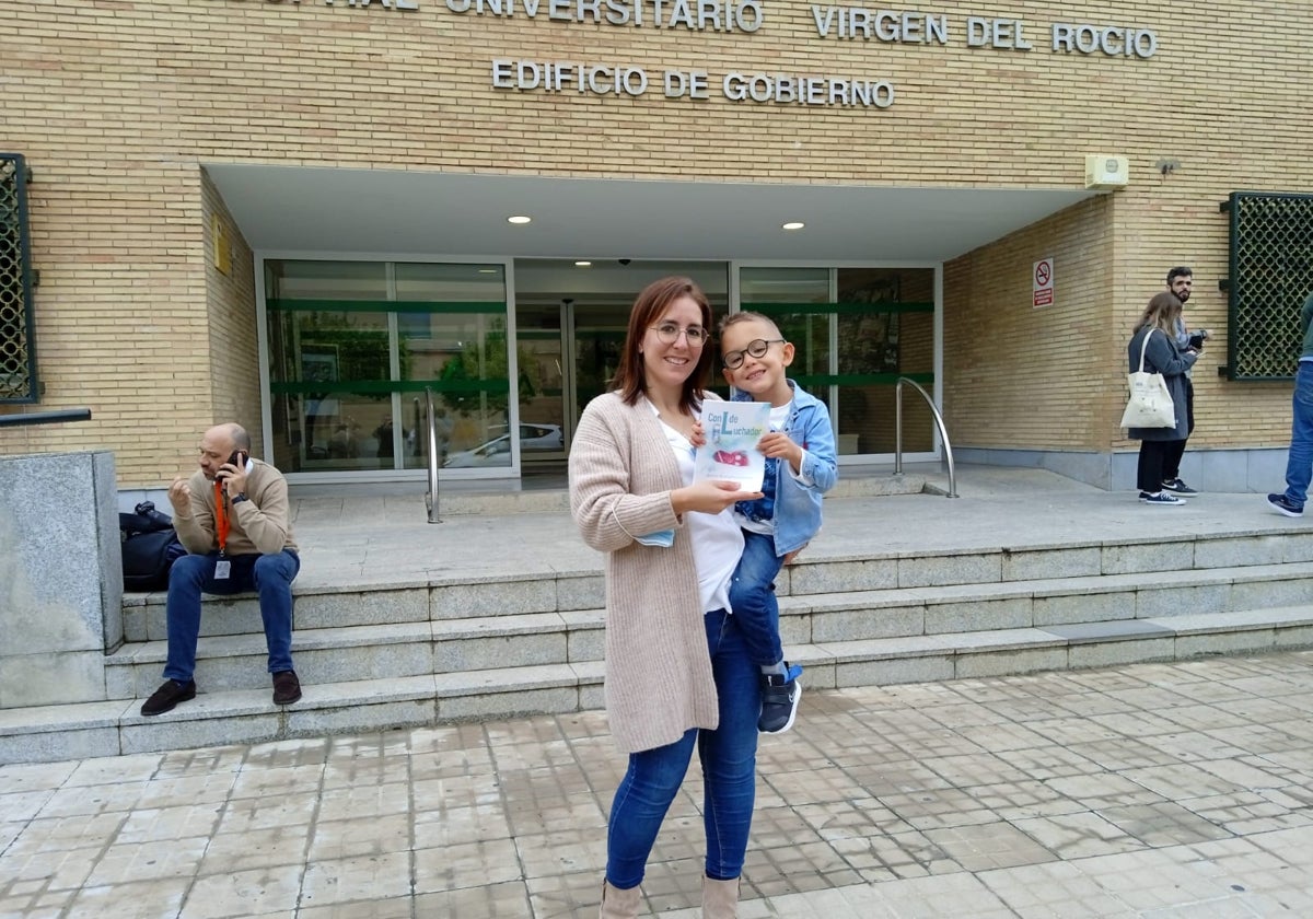 Leo, de 5 años, en brazos de su madre, Teresa Sánchez, con el libro «Con L de Luchador» en el que cuenta su experiencia