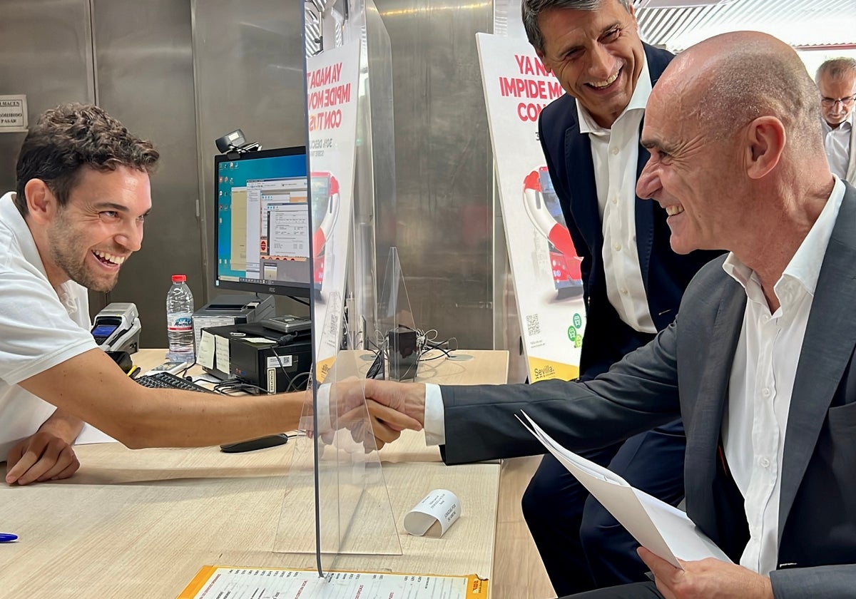 El alcalde, Antonio Muñoz, con un trabajador de Tussam y el delegado del Gobierno en Andalucía