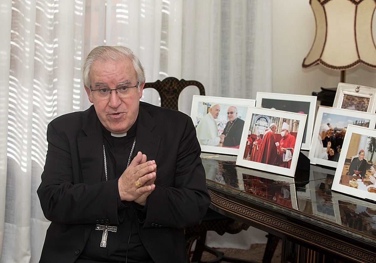 El arzobispo de Sevilla, José Ángel Saiz Meneses, delante de varias fotos, una de ellas con el Papa Francisco y otra con el Papa Benedicto XVI