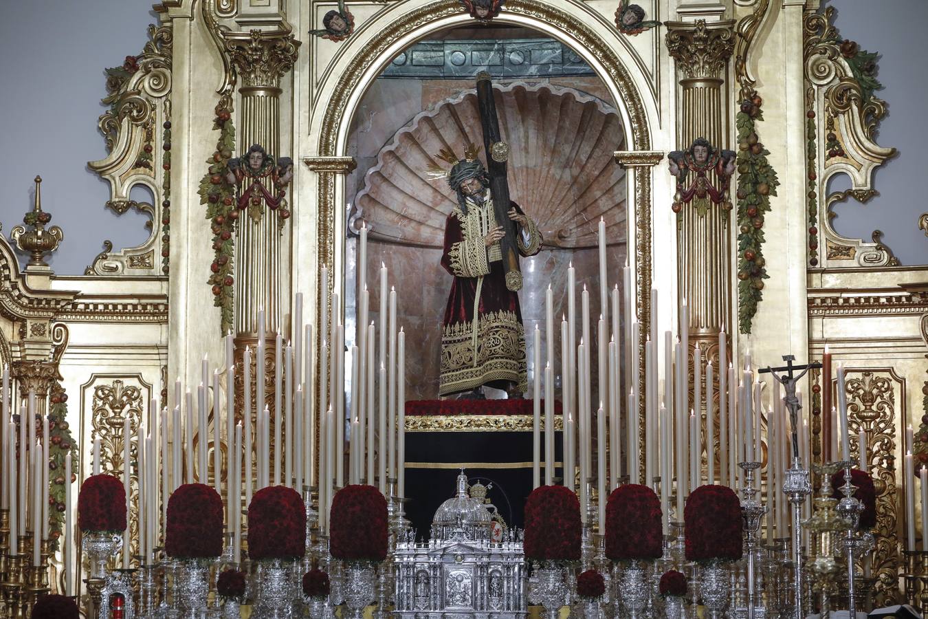 La basílica de San Lorenzo se llenó este domingo para celebrar el inicio del Quinario del Gran Poder
