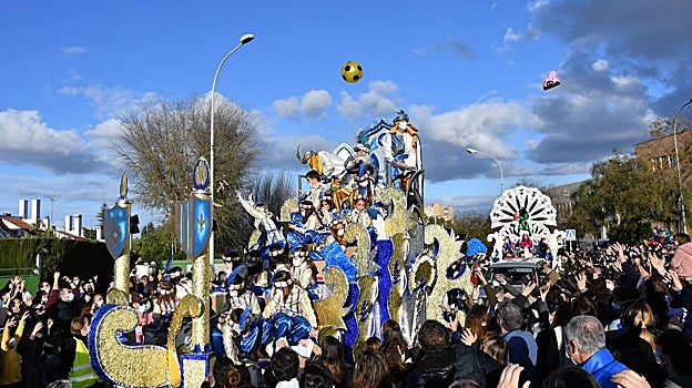 Melchor y sus acompañantes reparten regalos en la cabalgata de Tomares en una edición pasada