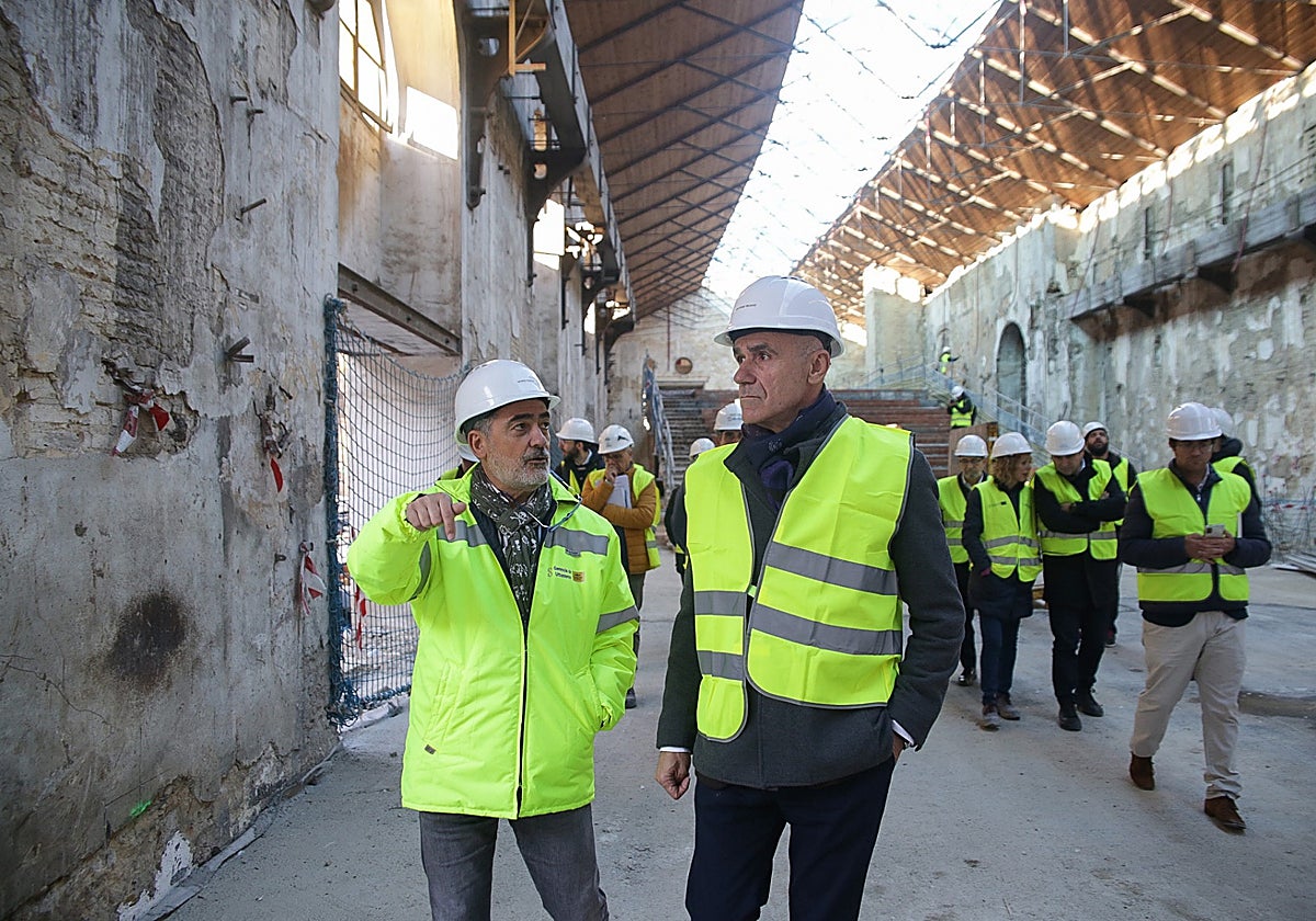 El alcalde Antonio Muñoz en su visita a la Fábrica de Artillería