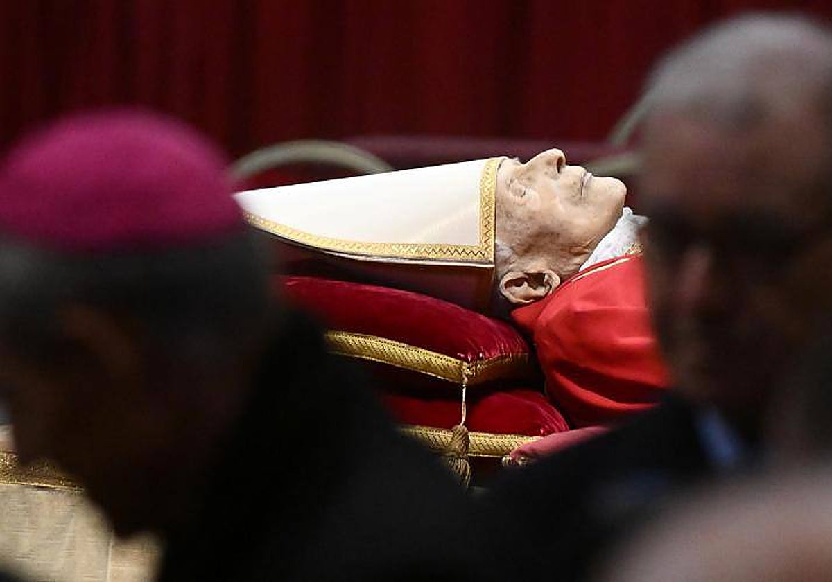 El cuerpo yaciente del papa emérito Benedicto XVI en la basílica de San Pedro