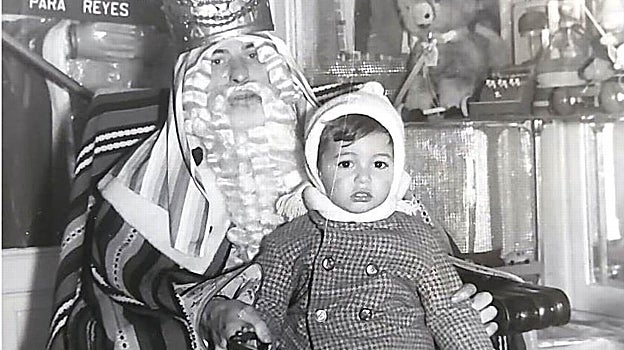 Miguel Ángel Ausmequet con un rey mago de pequeño