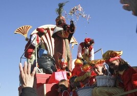Los Reyes Magos reparten caramelos y jamón en las cabalgatas de la provincia de Sevilla