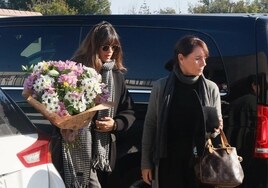 Sara Carbonero y Tomás Páramo acompañan a la familia en el entierro de Elena Huelva