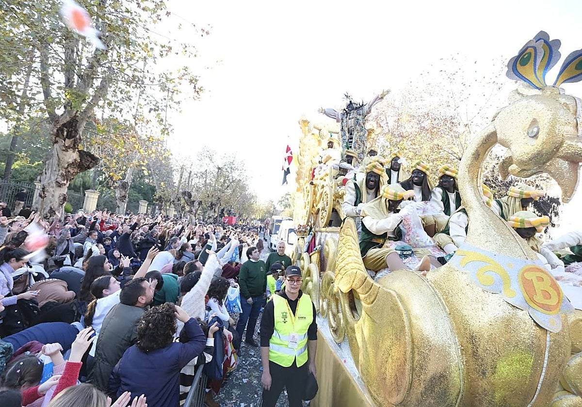 La carroza de Baltasar nada más salir del Rectorado