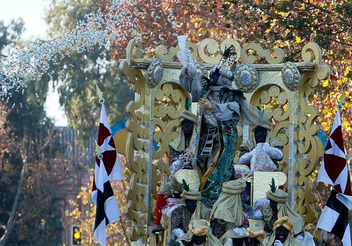 El rey Baltasar reparte caramelos en la Cabalgata de Reyes de Sevilla de 2023