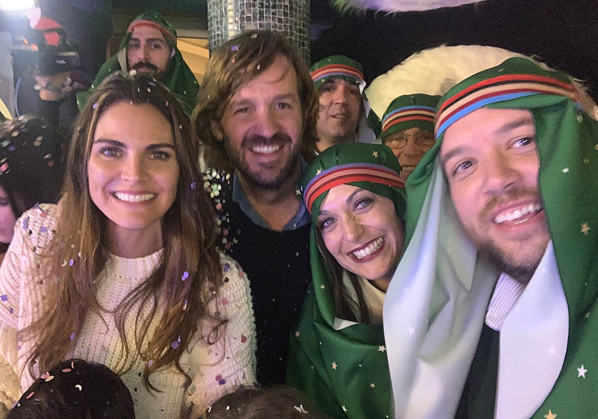 Amaia Salamanca y Rosauro Varo, junto a los pajes del 'Balcón de la Ilusión'