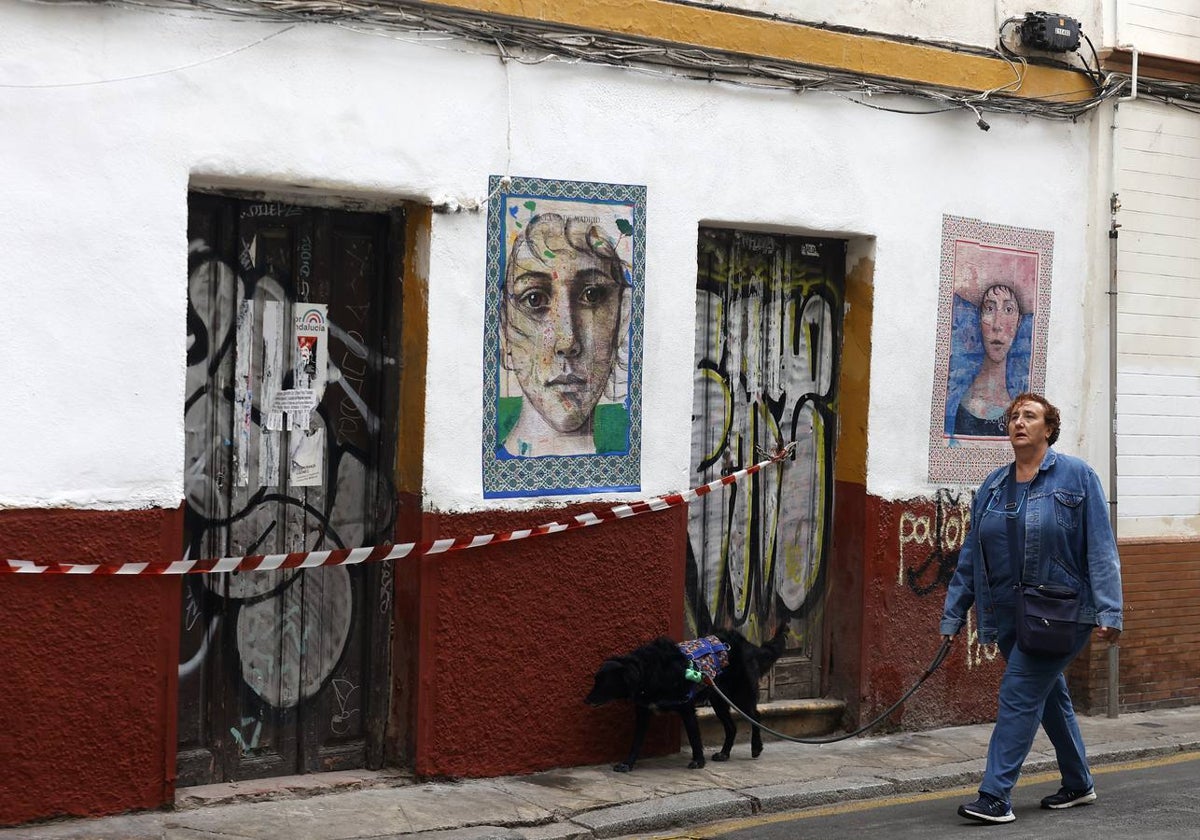 Fachada en mal estado y grafitis en una de las calles del barrio