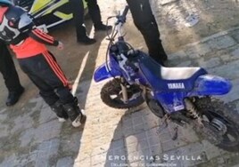 Denunciada una mujer en Sevilla por permitir a su hijo de siete años conducir una moto no homologada y sin seguro