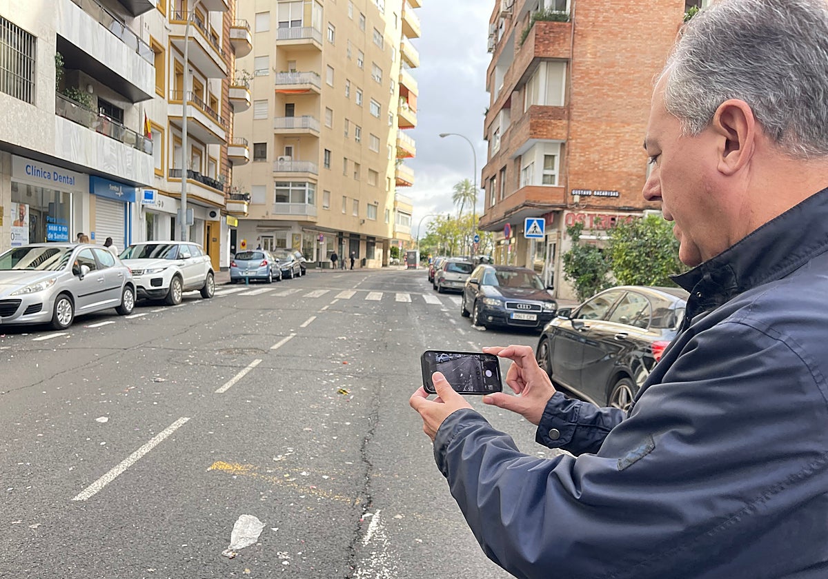 El candidato del PP a la Alcaldía, José Luis Sanz, en una calle de Sevilla