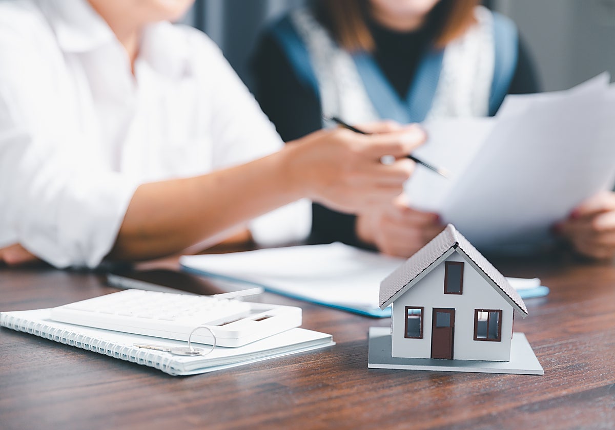 Fotografía de archivo de dos personas repasando documentación