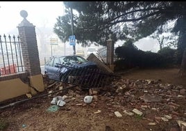 Un coche se empotra contra un parque en San Juan de Aznalfarache, que ya sufrió daños este verano en otro accidente