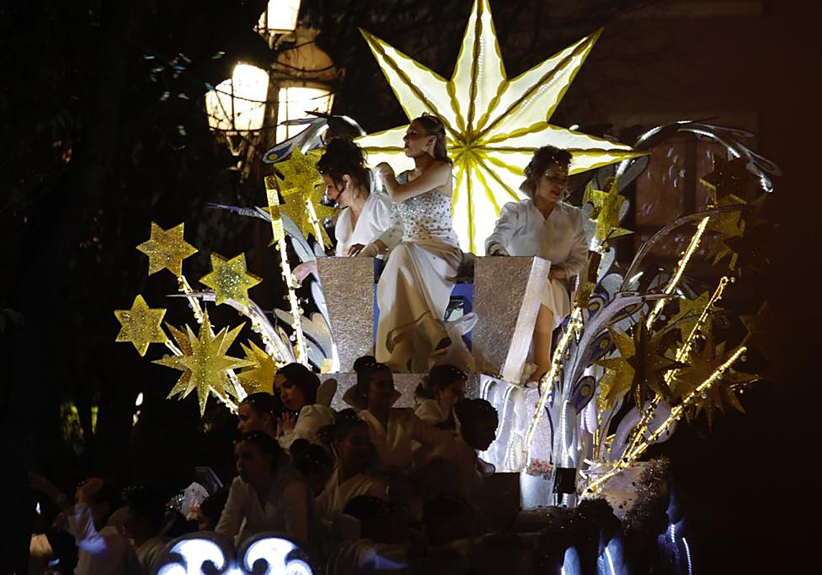 La carroza de la Estrella de la Ilusión en un momento del recorrido de la Cabalgata