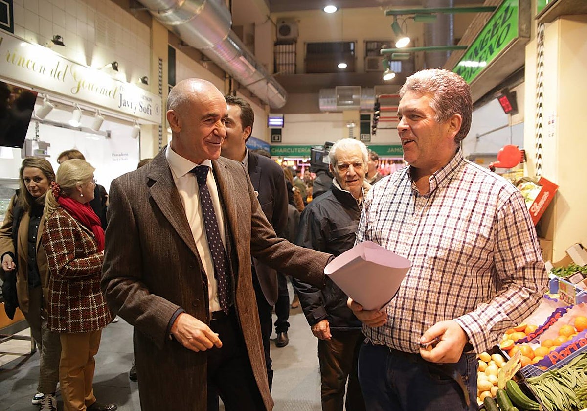 El alcalde de Sevilla, Antonio Muñoz, junto con un placero de Pino Montano