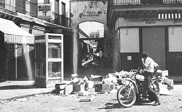 Una cabina a las afueras del Mercado de Triana en el año 1979