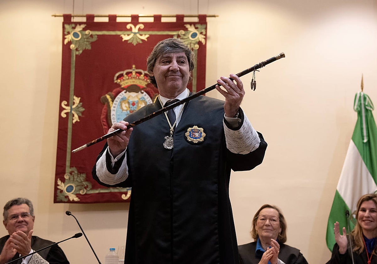 Óscar Fernández León tomó posesión ayer del cargo de decano