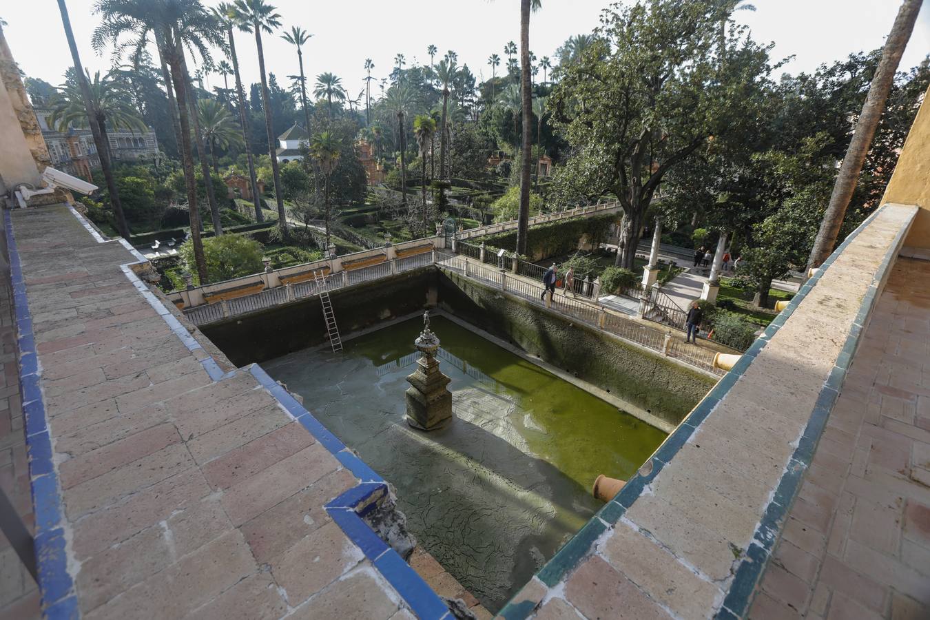 El alcalde aprovechó la visita para hacer balance de las obras de restauración llevadas a cabo en el Real Alcázar