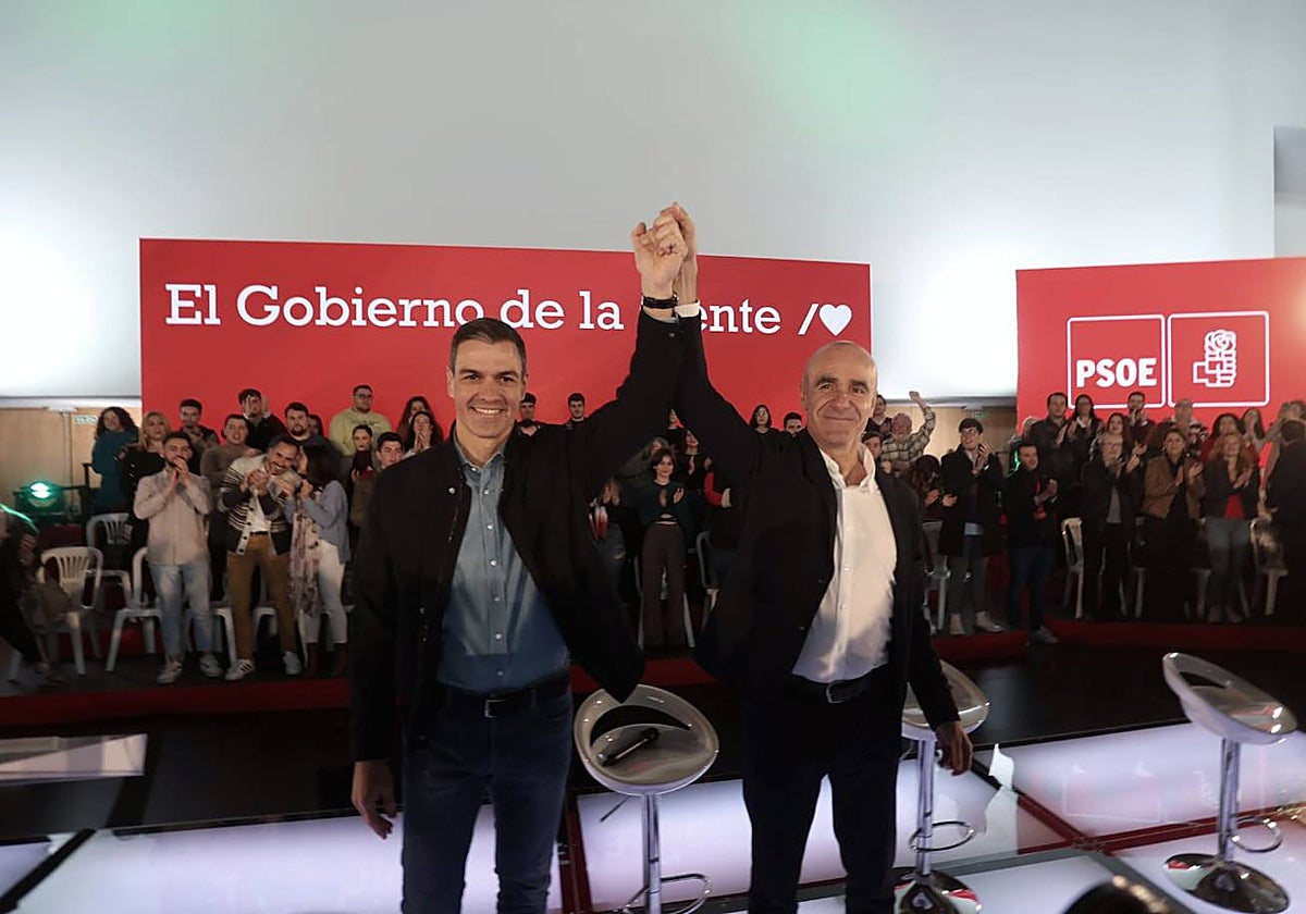Pedro Sánchez, junto a Antonio Muñoz, en el acto del PSOE de precampaña en Sevilla
